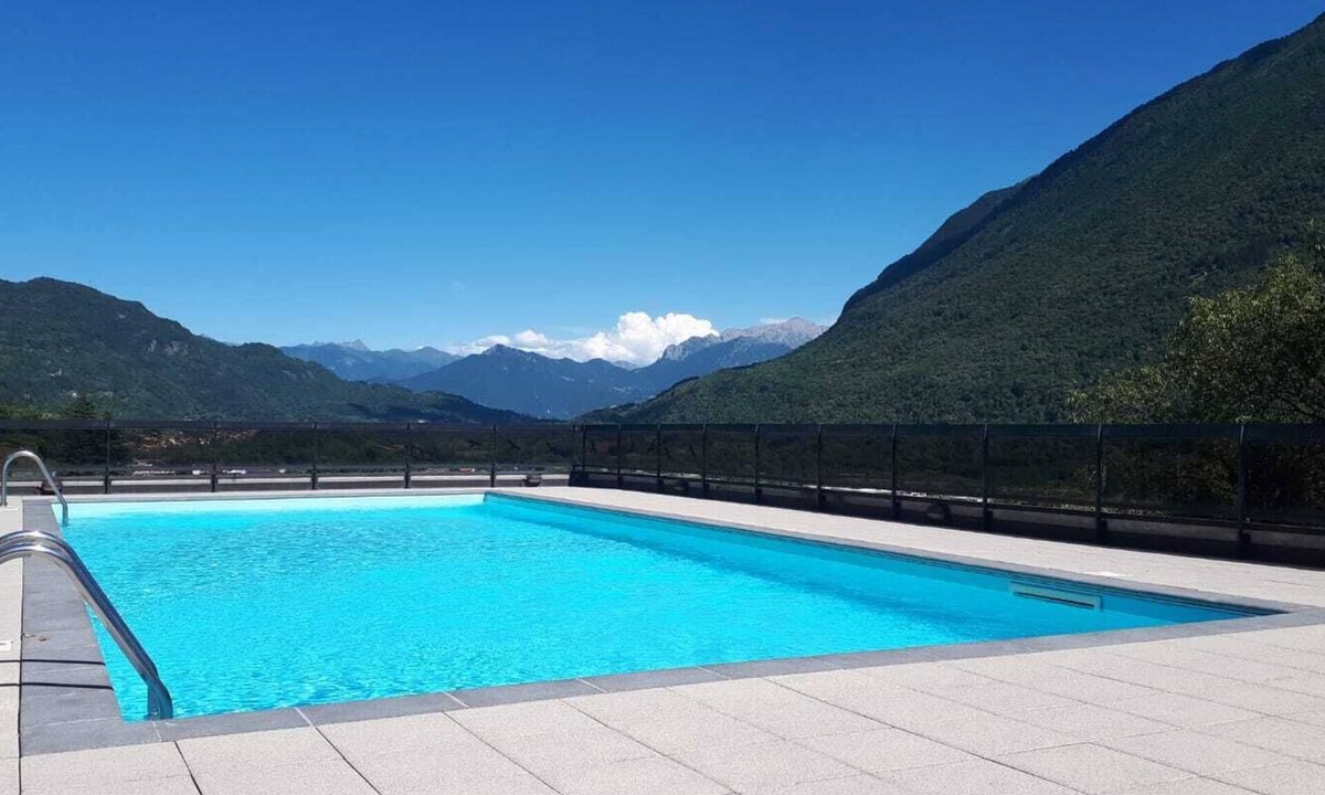 Porlezza Apartment | IL GELSOMINO apartment with pool and garden.