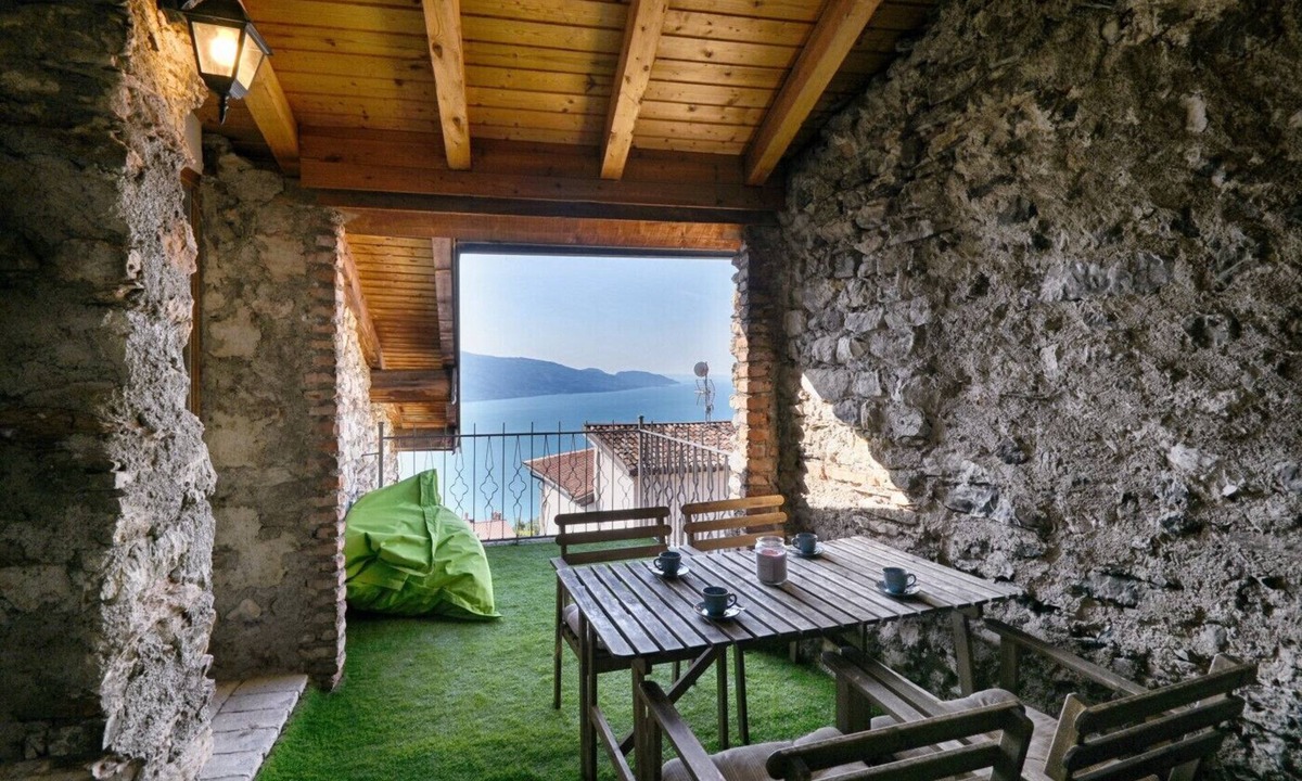 Oldesio Apartment | Il Melo - Theater Home, with marvellous lake view