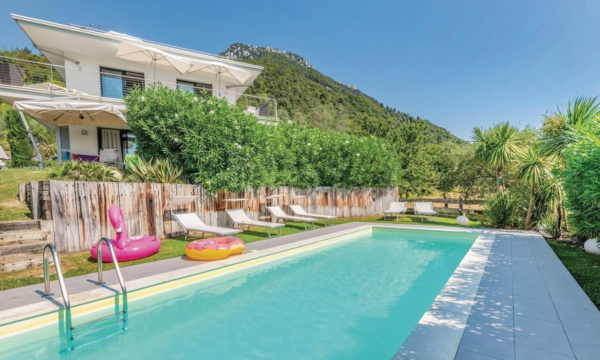 Gaino Apartment | In panoramic position on a hill is this vacation apartment in a three-family house with communal swi