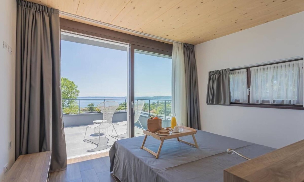 Moniga del Garda House | Insula Felix - Deluxe Double Room with Balcony and Sea View