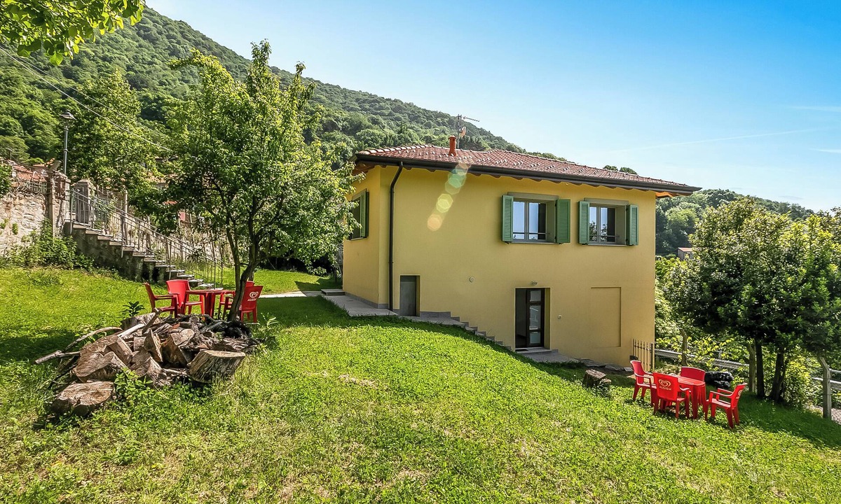 Arcumeggia Apartment | Iris Apartment, Casalzuigno, Italy