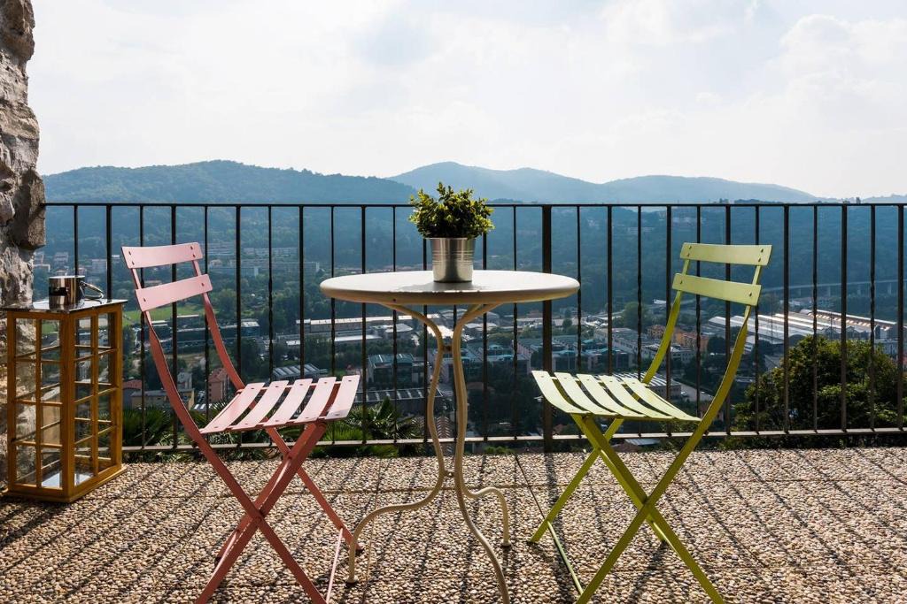 Cernobbio House | JOIVY Scenic 2BR Apt with Balcony & Parking