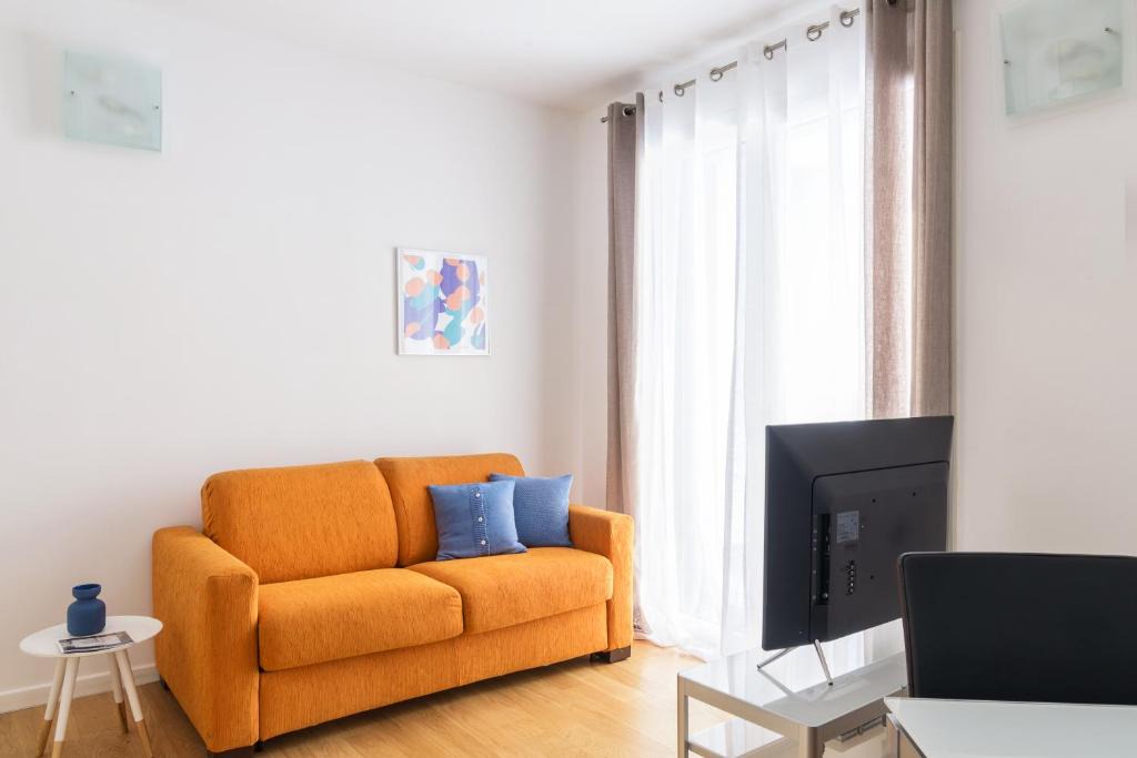 Centro Direzionale Apartment | JOIVY Sunny 1-bed flat with balcony