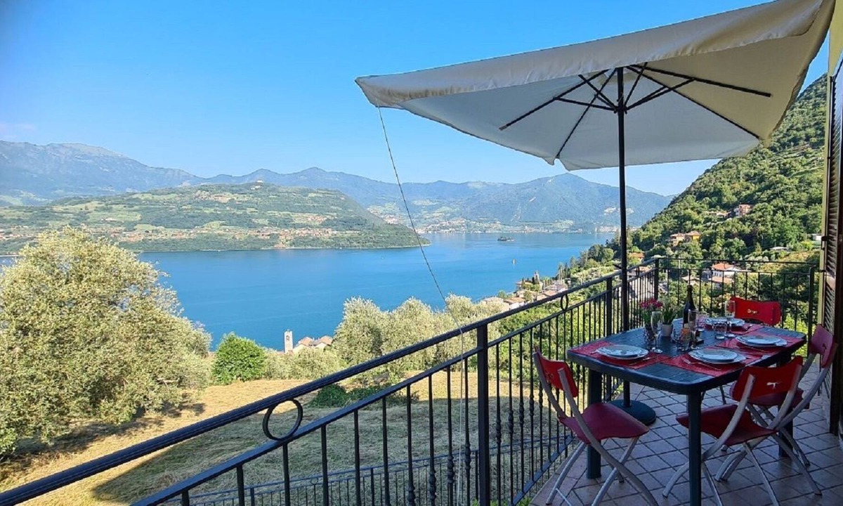Tavernola Apartment | LADYBUGS RESIDENCE WITH LAKE ISEO VIEW
