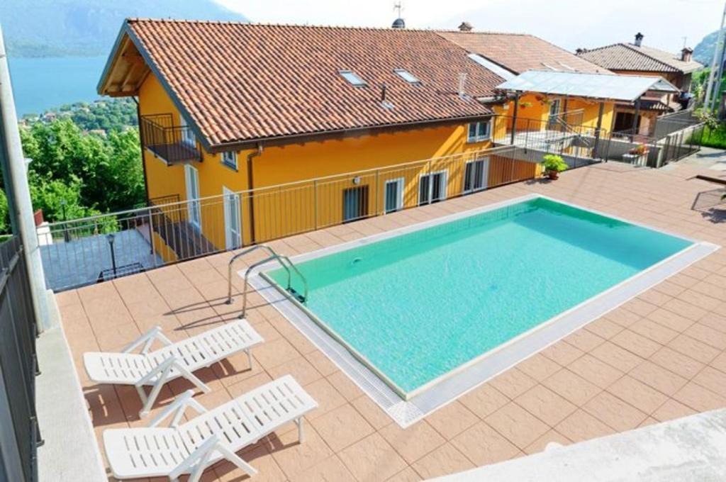 Vercana Apartment | Lake View Apartment in Vercana, Shared Pool