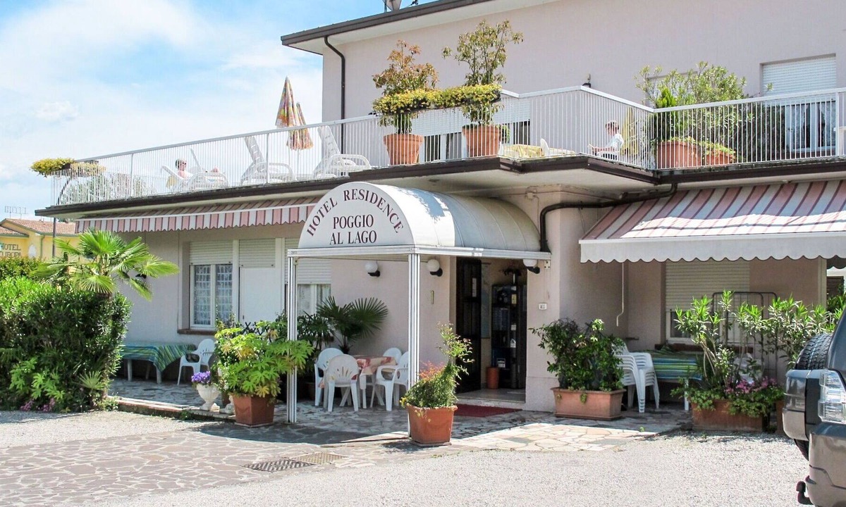 Sirmione Apartment | Lovely apartment for 5 guests with pool, WIFI, A/C, TV, terrace, pets allowed and parking