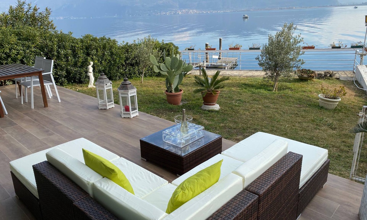 Predore House | Luxury Apartment on the Lake with private garden