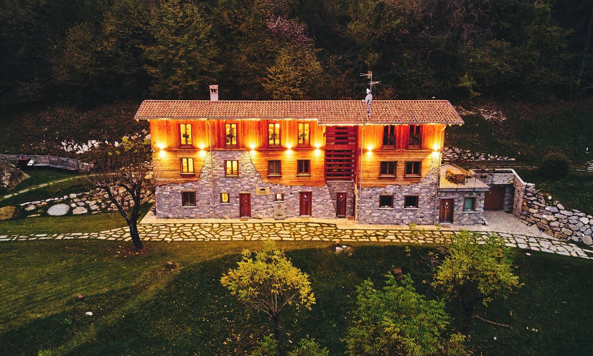 Civenna Apartment | Luxury Chalet Apartment 'Baita Treeb Tivano' with Lake View, Shared Garden and Wi-Fi