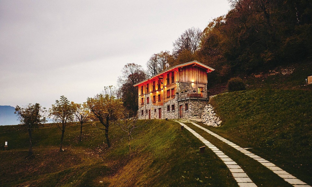 Civenna Ski Chalet | Luxury Chalet Apartment 'Bellagio Baita Treeb' with Lake View, Private Terrace and Wi-Fi