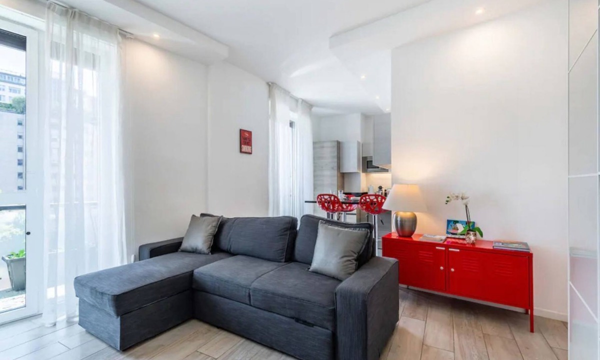 Centro Direzionale Apartment | Pirelli House it's a apartment on the 7th floor in super well-served area.