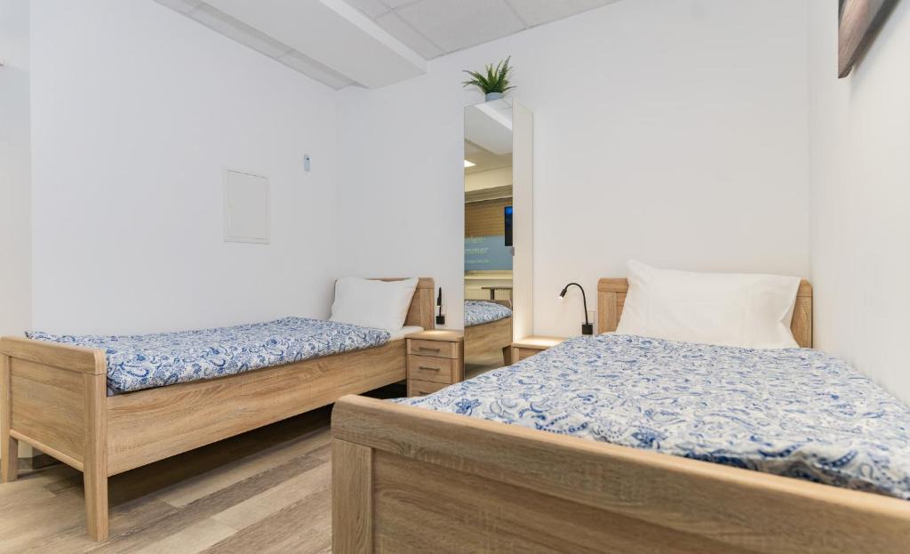 Ramstein-Miesenbach Apartment | Private room #5 with 2 twin beds, ground floor, AC, only 2min to RAB, no kitchen