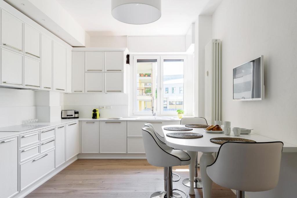 Como Apartment | Pure White Luxury Apartment - byMyHomeinComo