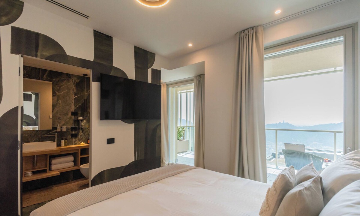 Como House | Pureview Luxury Suites, with breakfast & pool