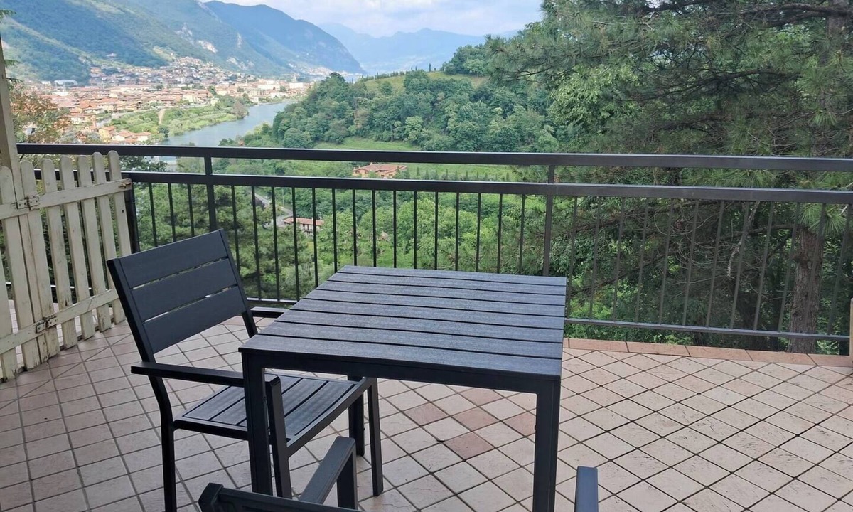 Villongo Apartment | Quiet flat in the Villongo Castle park near the Iseo lake