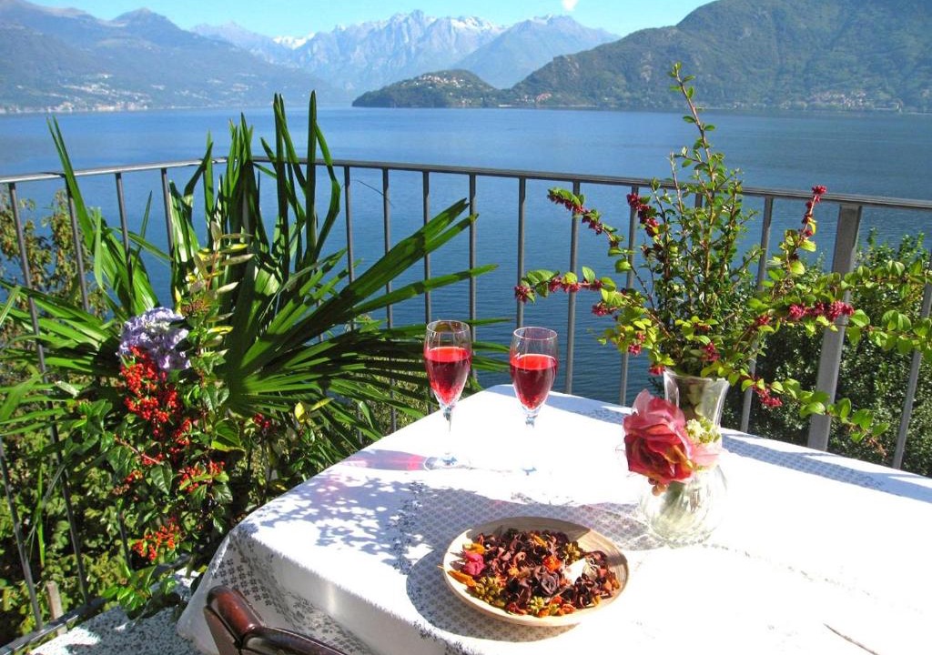 Calozzo Apartment | Riva di Pianello Balkon-Ferienwohnung am See (EG)