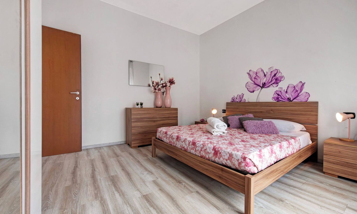 Alzate Brianza Apartment | Room 'Rosa' with Shared Terrace, Balcony and Wi-Fi