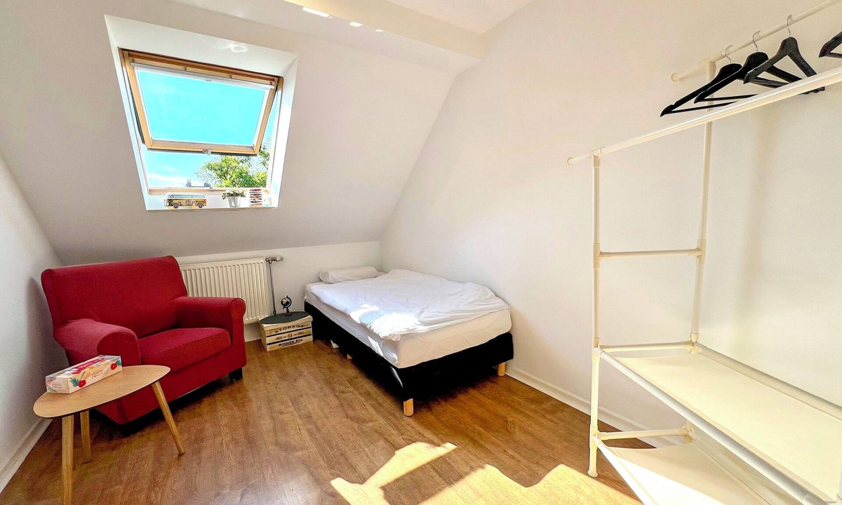 Dreikonigenviertel Bed & Breakfast | Small room with shared bathroom