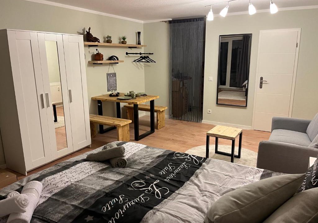 Mickten Apartment | Studio an der Elbe mit Balkon, Küche und Netflix