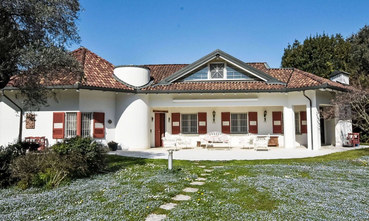 Rovato Villa | Stunning private villa with WIFI, A/C, hot tub, private pool, TV, patio and pets allowed
