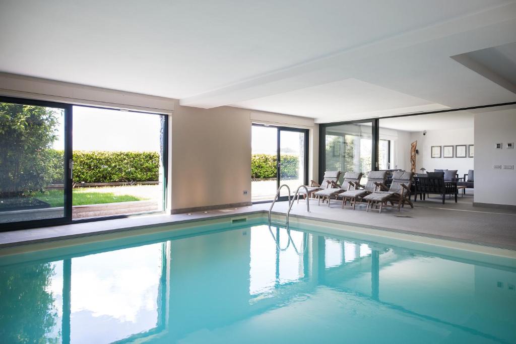 Como Apartment | SUITE & POOL-Como House-160 mt-Private Indoor Swimming Pool, heated all year-Private Covered Parking-Private Garden and terrace-Fully equipped Kitchen