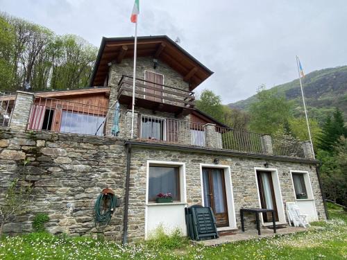 Calozzo Villa | The Happy Rooster - Villa with Big Garden
