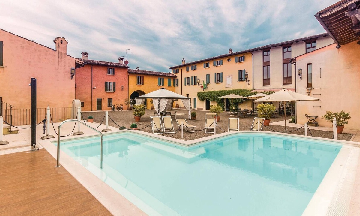 Castellaro Lagusello Apartment | This cozy apartment is located in a complex with a total of 12 apartments and in a characteristic an