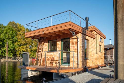 Moorfleet Boat Rental | Uriges Tiny Hausboot mit Kamin im Winter auf der Dove Elbe