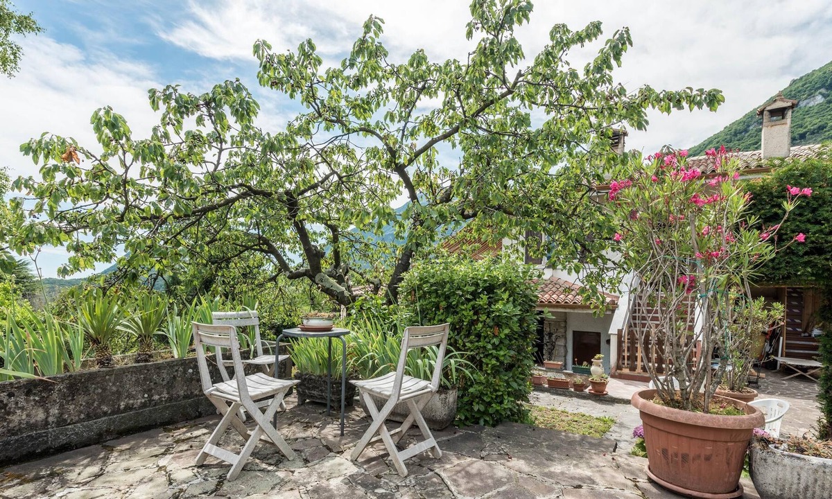 Liano-Formaga House | Vacation Home Casa Vacanze Valerio with Mountain View, Wi-Fi, Terrace & Garden