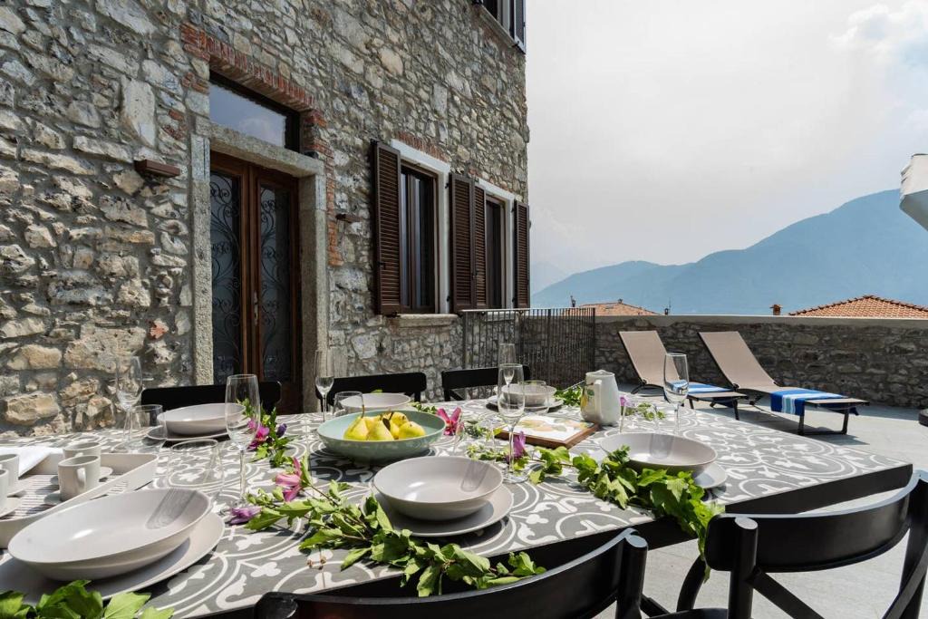 Azzano Villa | Villa Castravalva by Rent All Como