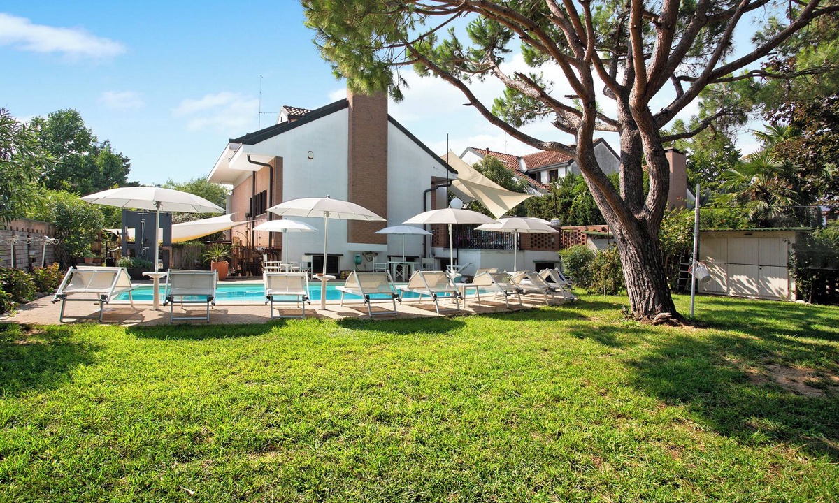 Peschiera Borromeo Villa | "Villa La Palmetta" with Pool, Terrace & Wi-Fi
