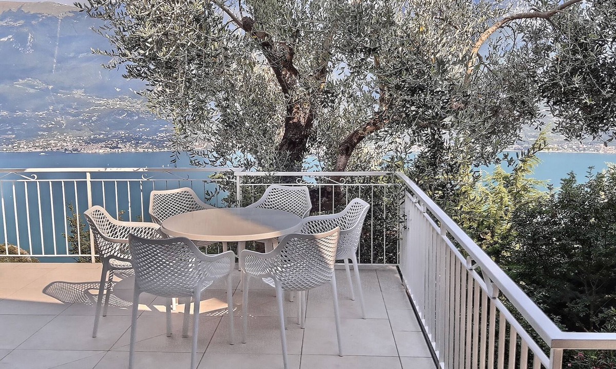 Arias House | Villa Mare di Luci – Stunning Lake Views & Private Saltwater Pool