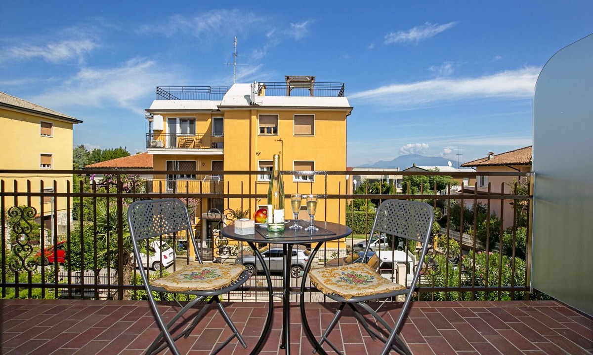 Desenzano del Garda Apartment | Villa Mimosa - Appartamento 2, Desenzano Del Garda, Italy