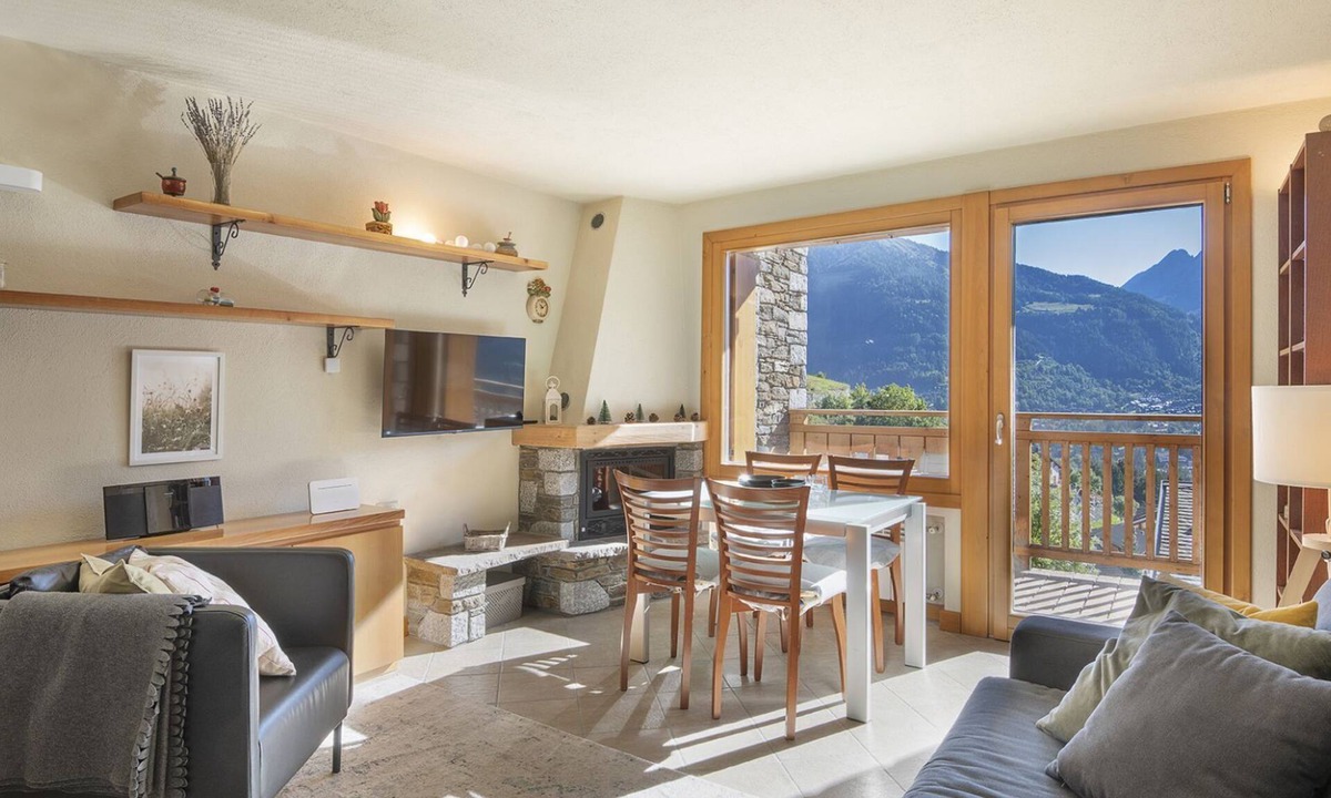 Villa Dalegno Apartment | Villa Nice View - One Bedroom Apartment, Sleeps 4