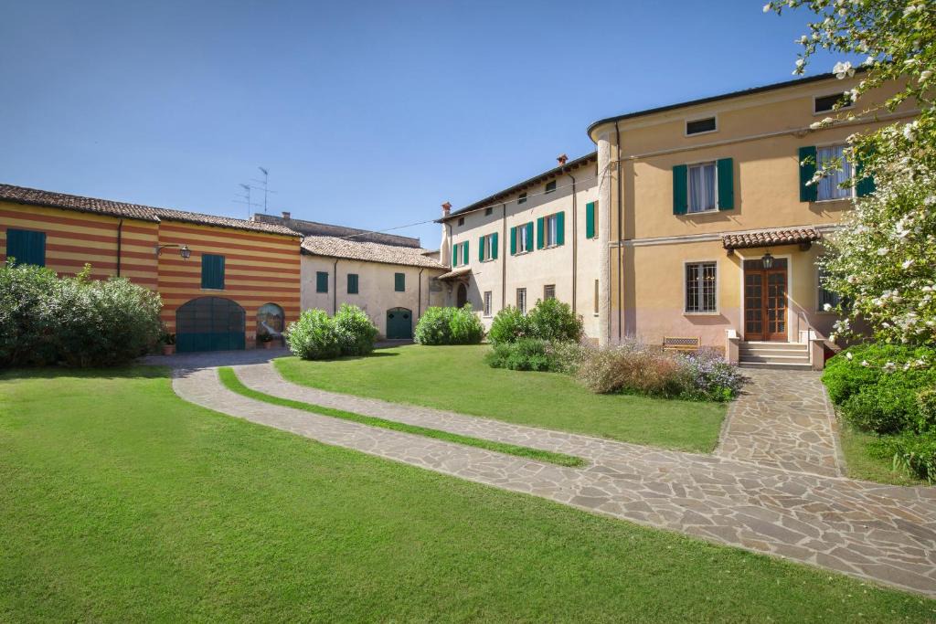 Volta Mantovana Villa | Villa Oleandra with Pool up to 12 People