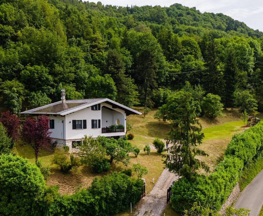 Treviso Bresciano House | Villa tra montagna e laghi 14 posti
