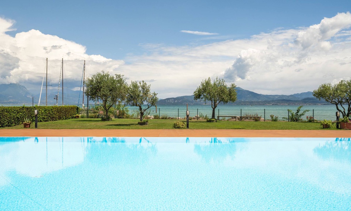 Lugana Apartment | VISTA Lake&Pool Sirmione new swimming pool Comfort, style, view of the lake