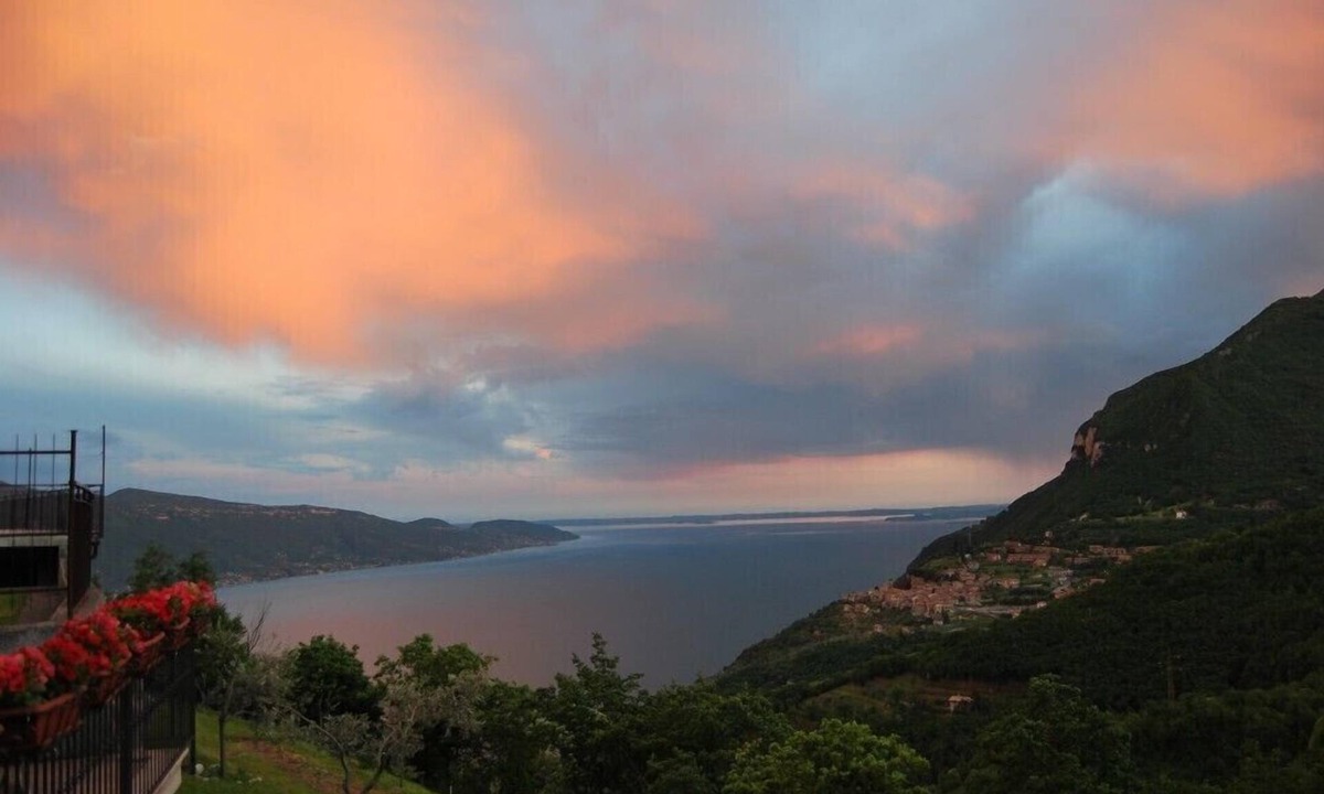 Gardola Villa | Whng. Belvedere in absolute panoramic position with a unique view of Lake Garda