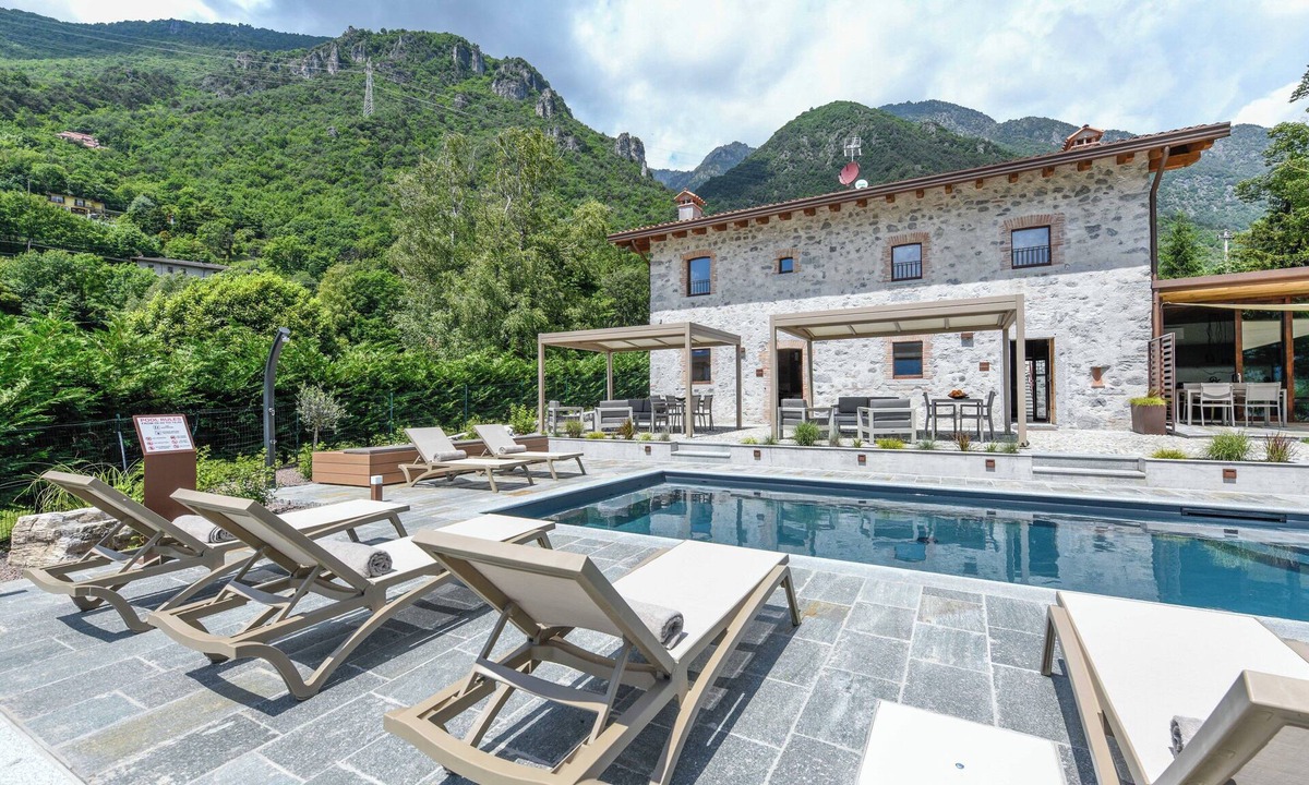 Anfo Apartment | Wonderful apartment with swimming pool and lake view