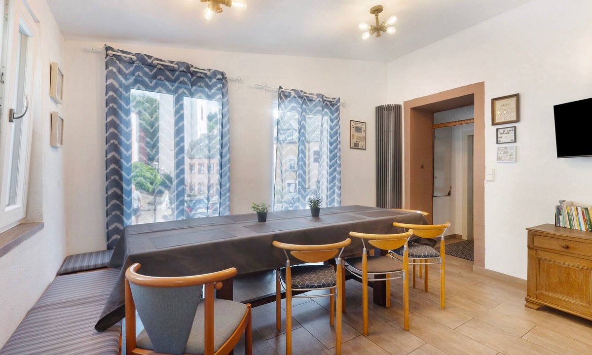Neuerburg House | Worker Accommodation 'Alte Münze' with 3 Bedrooms, 3 Bathrooms, and Parking