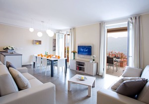 Ample space for to 8 guests, luxury interior with enviable lake views