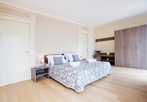 Ample space for to 8 guests, luxury interior with enviable lake views