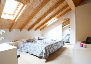 Ample space for to 8 guests, luxury interior with enviable lake views