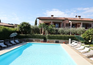 Country house schic facing the pool and garden "Lavanda apartment"