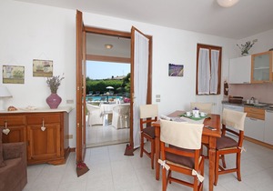 Country house schic facing the pool and garden "Lavanda apartment"