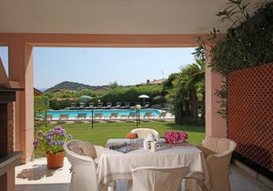 Country house schic facing the pool and garden "Lavanda apartment"