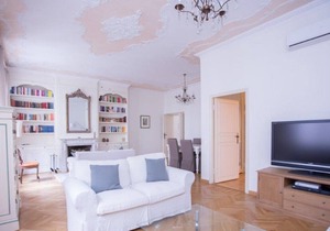 Cozy five-room apartment located in the historic area of Moscova