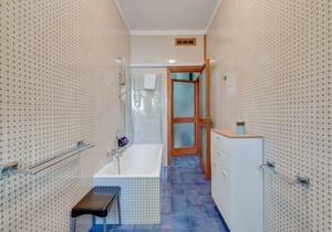 Detached villa with garden a short distance from the lake
