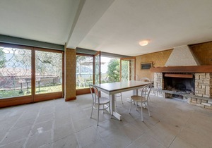 Detached villa with garden a short distance from the lake