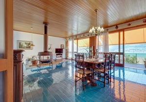 Detached villa with garden a short distance from the lake