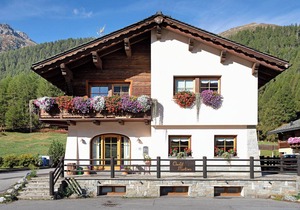 Holiday Apartment 'Stelle Chalet Martina' Near Ski Slopes with Garden & Wi-Fi